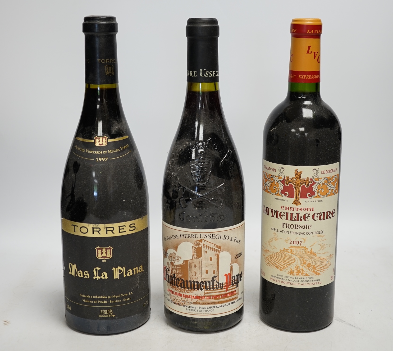 Eighteen bottles of wine to include Domaine Pierre Usseglio & Fils Châteauneuf du Pape 2004, Baronnie d’Estouard Châteauneuf du Pape 2003, Châteauneuf du Pape 2005 Vietcong Telegraphe, Châteauneuf du Pape 2000 Les Taillo